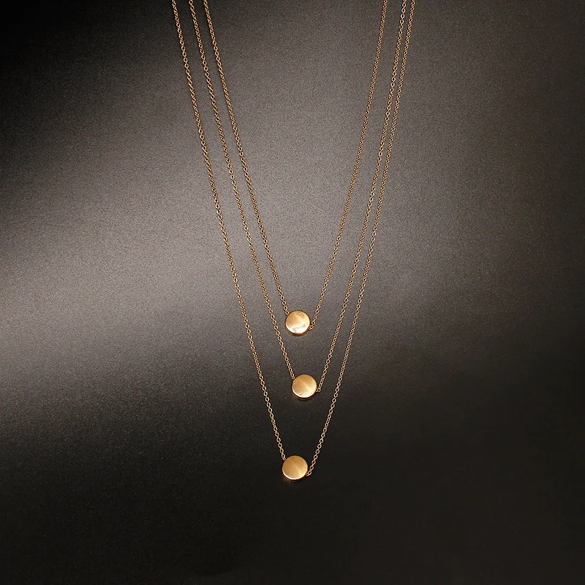 Простое ожерелье с цепочкой до ключицы круглыми блестками золотистые и