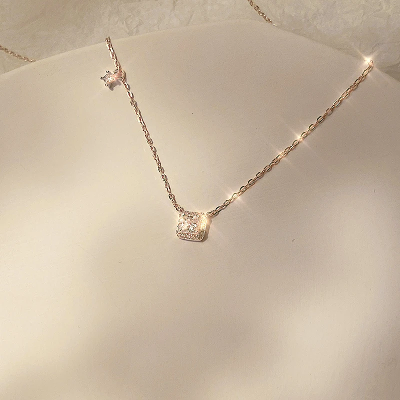 Ожерелье женское из серебра 925 пробы с маленьким квадратным кулоном бриллиантами