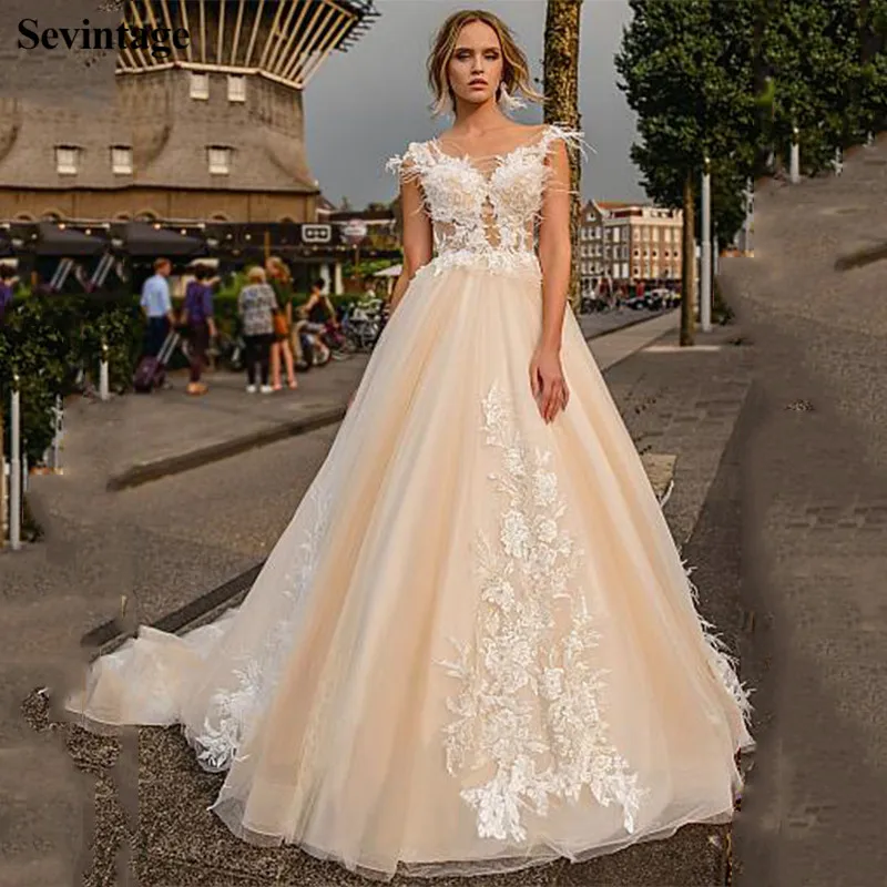 

Sevintage A Line Lace Appliques Wedding Dresses Boho Feathers Sleeveless Bride Gowns Buttons Back Bridal Dress Court Train