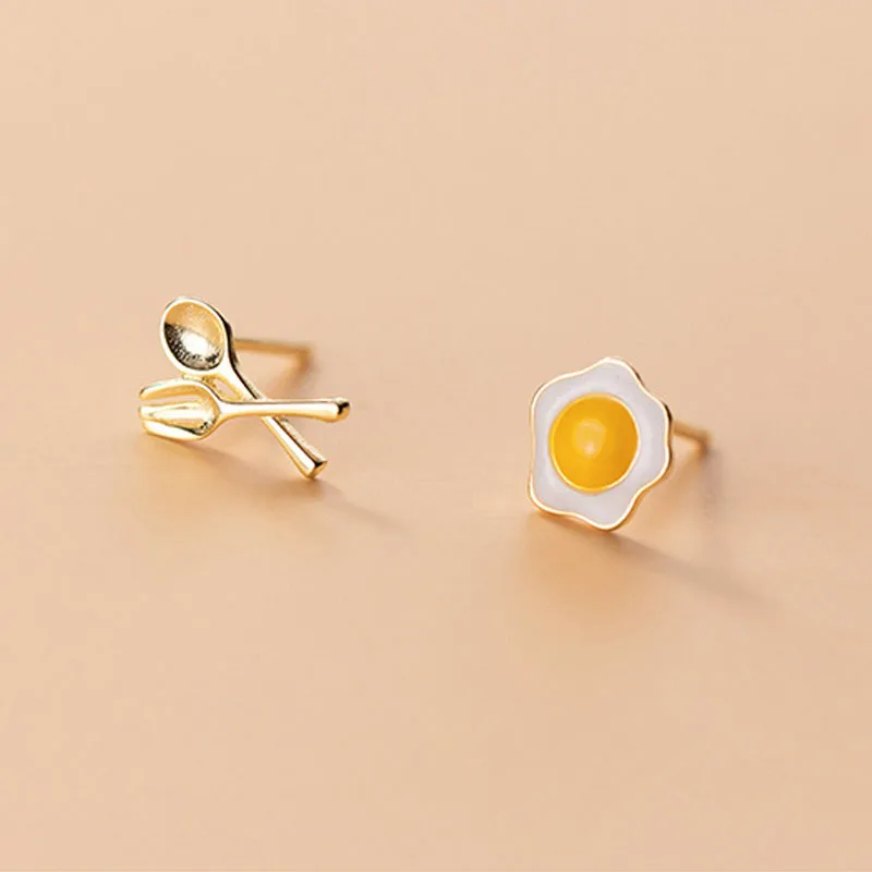 Женские асимметричные серьги-гвоздики с ножом вилкой и яичком | Украшения