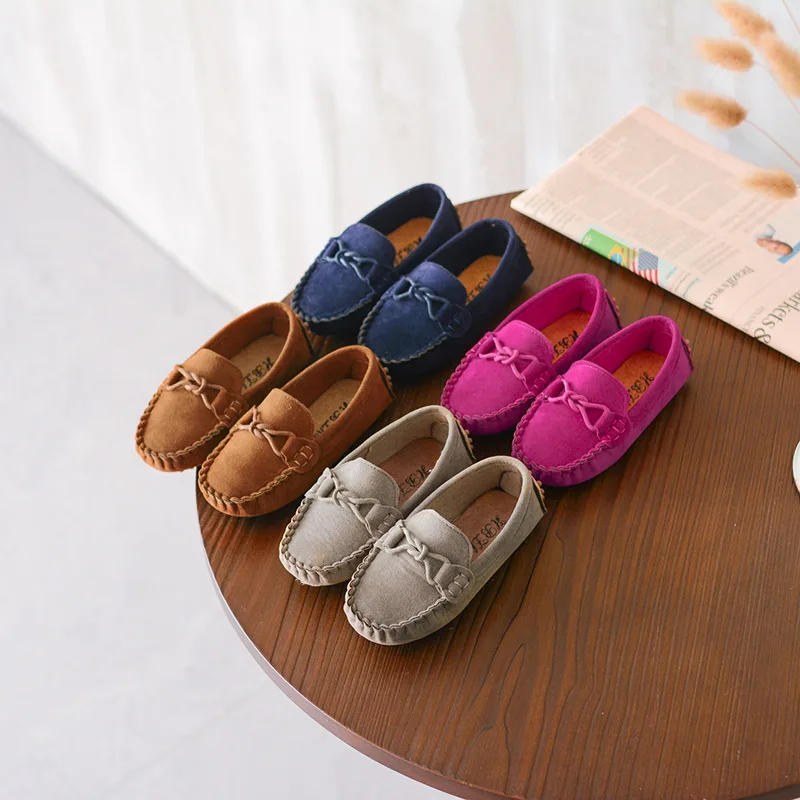 Новинка года; сезон весна; модные детские лоферы из мягкой кожи; Детские повседневные водонепроницаемые мокасины на плоской подошве; Лоферы без застежки для мальчиков и девочек; Мокасины