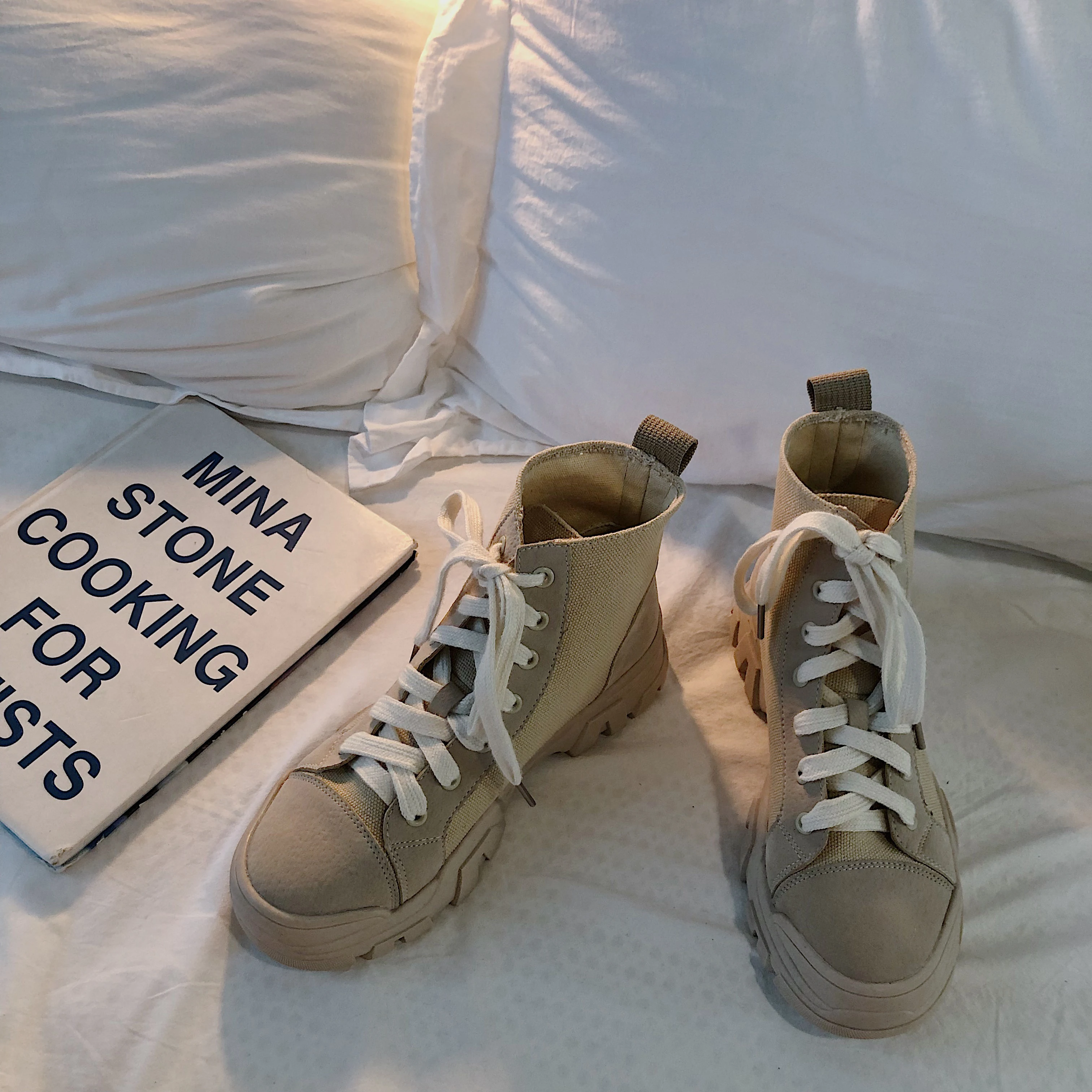 Зимние женские Ботинки бежевые однотонные ботильоны на платформе со шнуровкой и