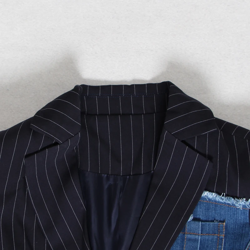 Женский Джинсовый блейзер TWOTWINSTYLE асимметричный с отворотом и воротником размера