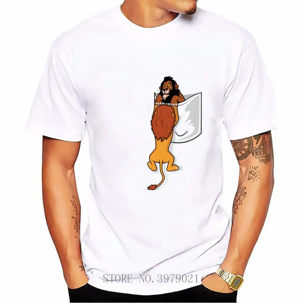 С принтом &quotКороль Лев: Симба в карман забавная Футболка мужская jollypeach 2019 Цвет