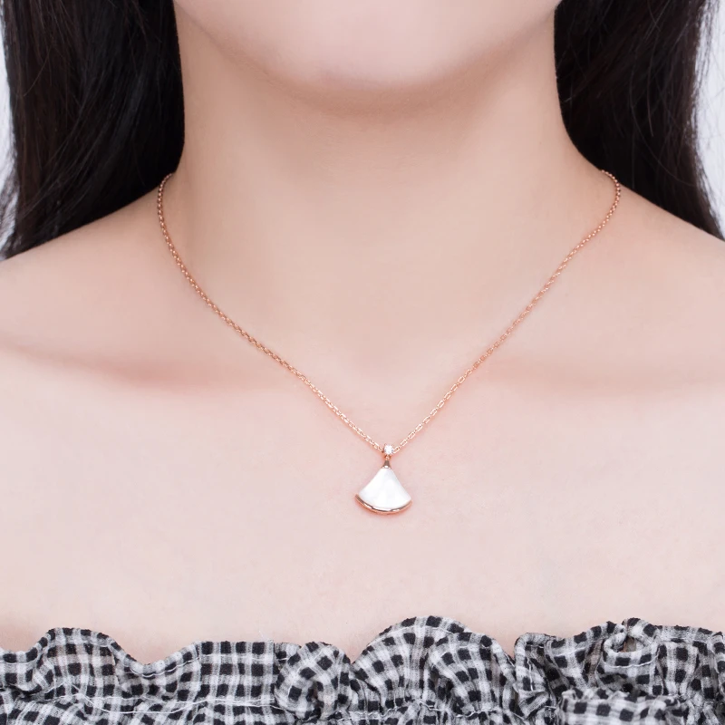 Ожерелье с маленькой юбкой подвеска в виде сердолика белая перламутровая