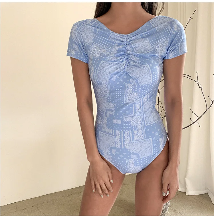 

Korean bikini sexy halter swimsuit conservatively cover belly, slim and small breasts gathered in hot spring