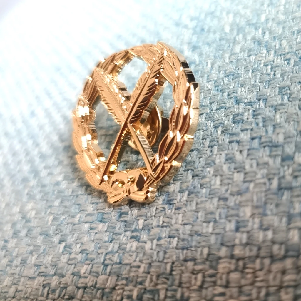 Шпилька для отворота в форме масонских ручек