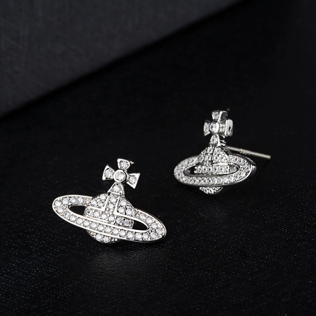 

New 2021 Fashion Trend Silver Color Planet Stud Earrings for Women Rhinestone Saturn Earring Female Jewelry Gift