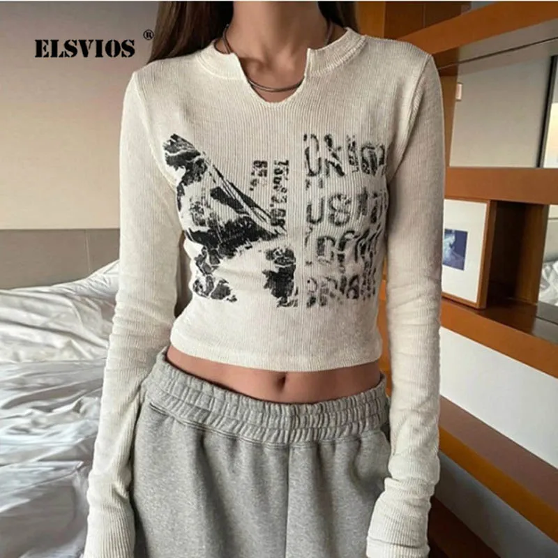 

Женская короткая футболка с длинным рукавом и принтом граффити