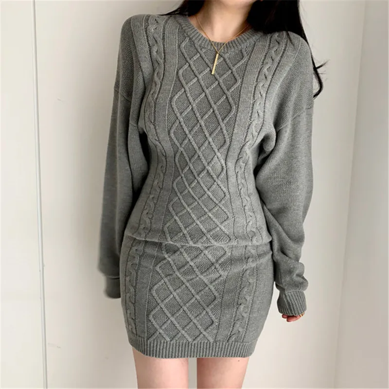 Женское трикотажное платье-свитер с круглым вырезом и открытой спиной | Женская