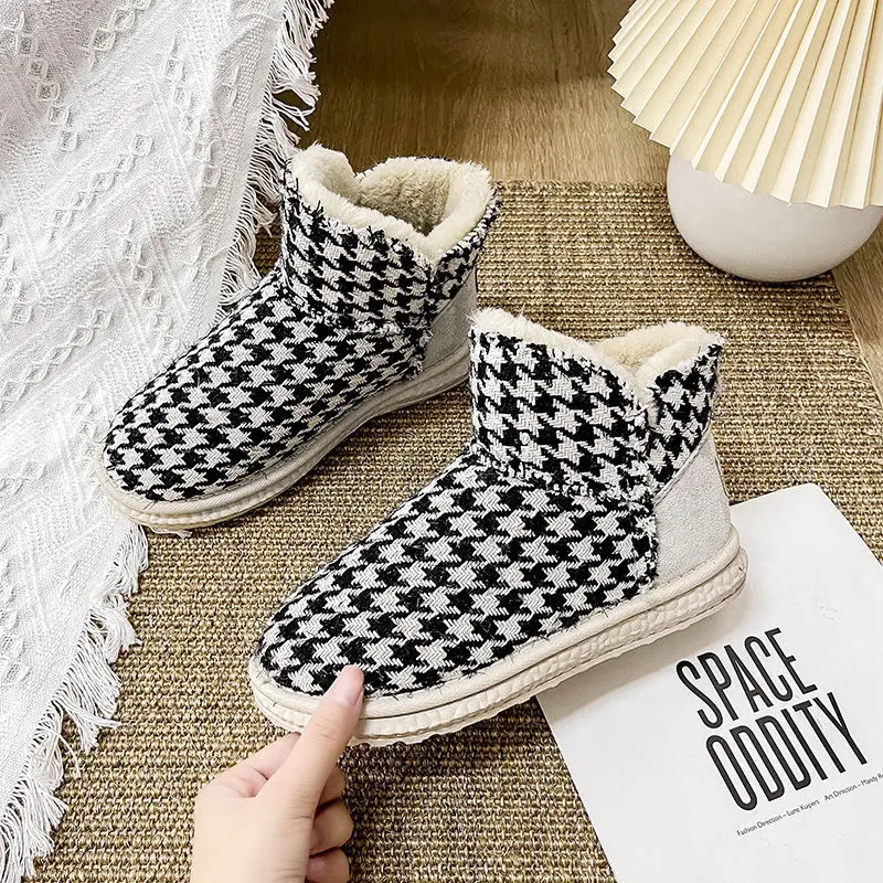 

Женские зимние ботинки на меху, сезон зима 2021, короткие ботинки-трубы, Студенческая обувь с бархатной подкладкой, на нескользящей подошве дл...