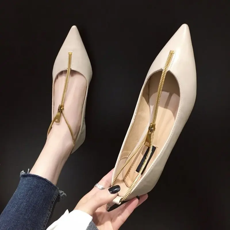 Женские туфли на плоской подошве кожаные с острым носком украшенные молнией