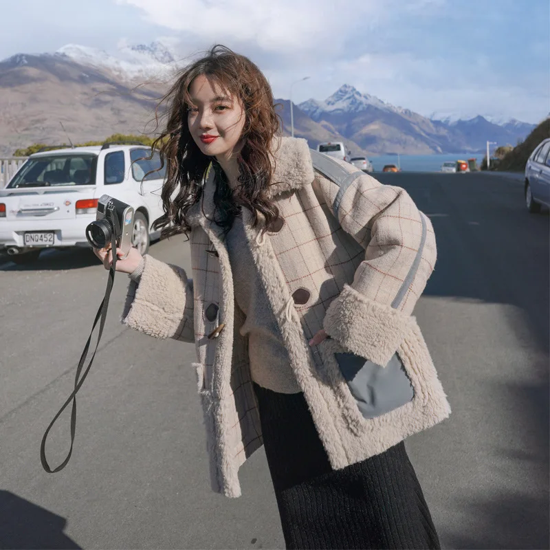 

2021 Women's Winter New Horn Buckle Lamb Wool Cotton Jacket Fashion Short Fur Coat Thick Elegant Coat Women Goth KJ2125