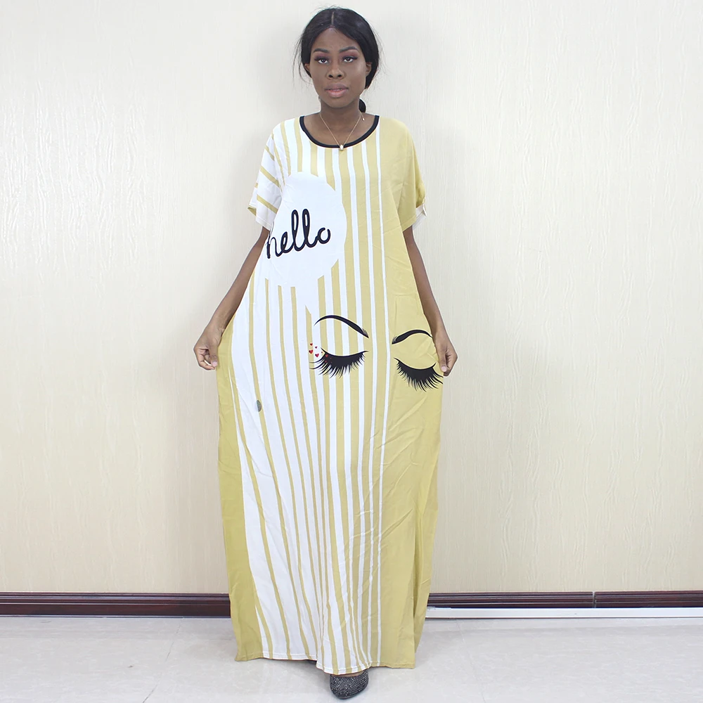 Женское длинное платье в полоску с коротким рукавом и круглым вырезом