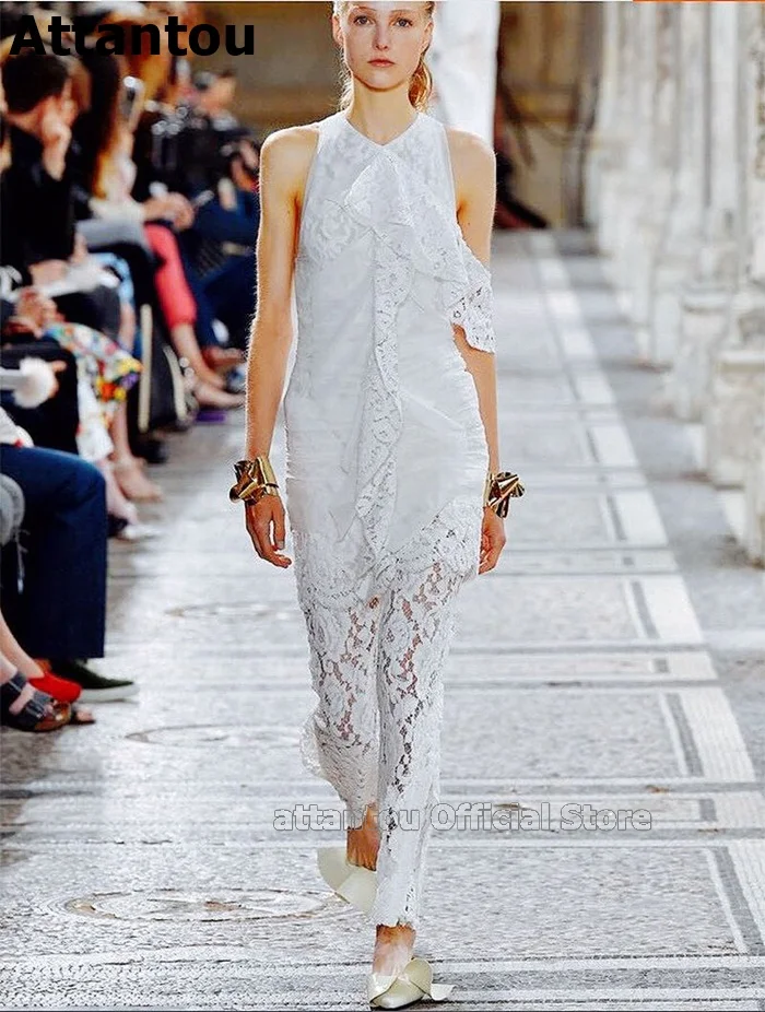 Белые черные кожаные туфли лодочки на шпильке с острым носком и ремешком сзади