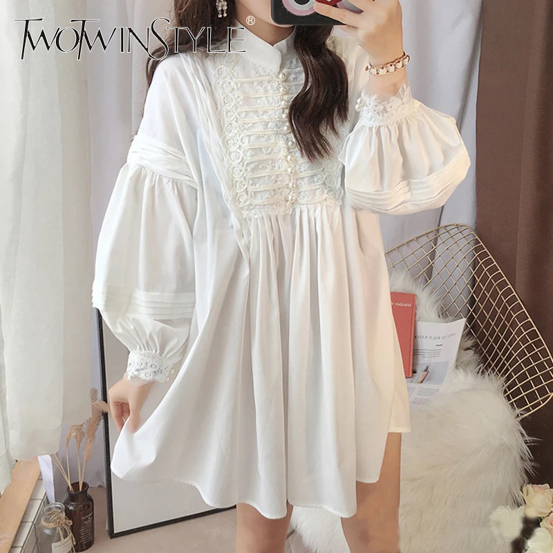 TWOTWINSTYLE/белое платье с длинным рукавом и фонариком; женские повседневные Мини-платья с вышивкой и бантом; Женская Осенняя мода;