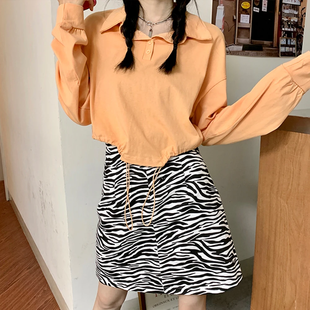 

Короткий женский свитер-поло с высокой талией и длинным рукавом