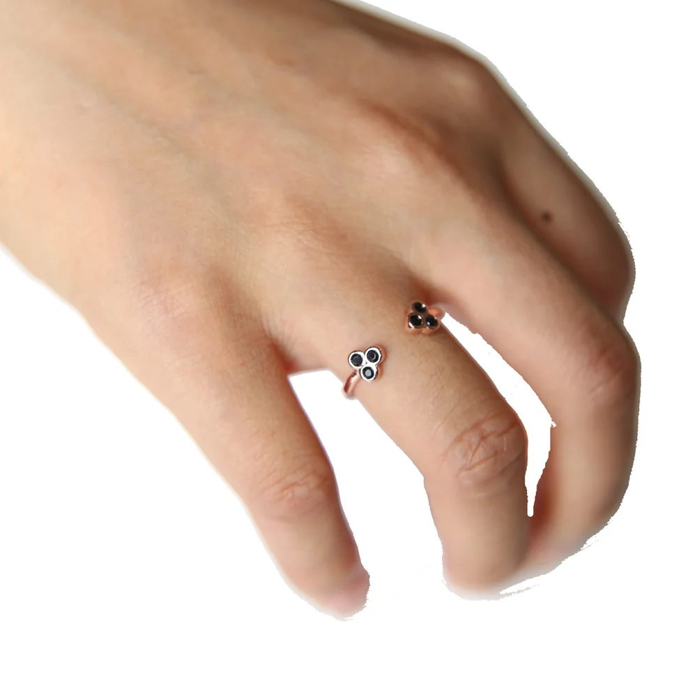 Простое изящное ювелирное изделие кольца золотого цвета с кубическим цирконием