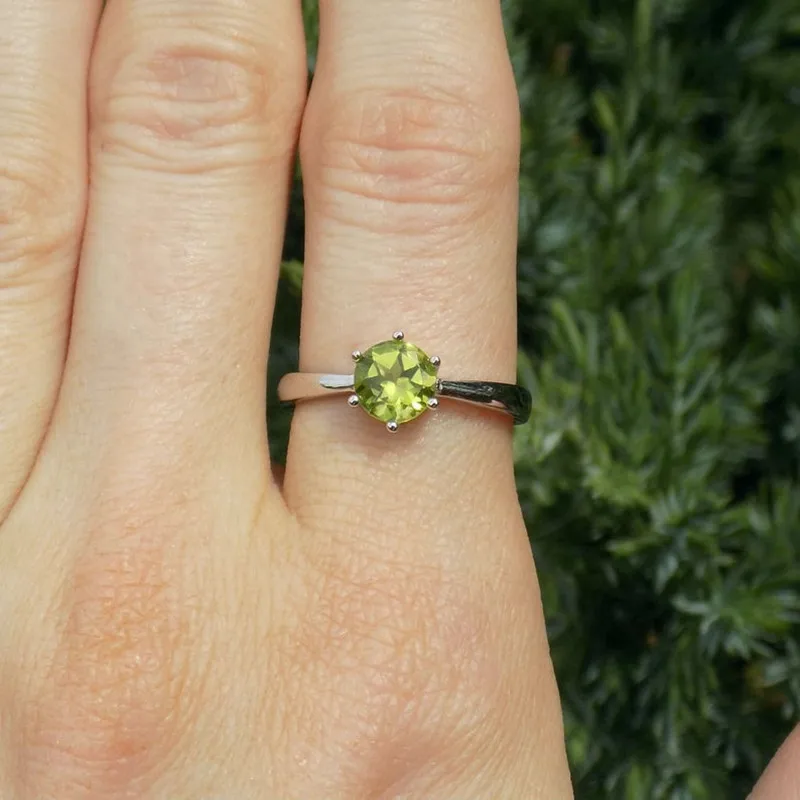 Женское кольцо с натуральным Перидотом и зеленым гемоканом серебряное маленькое