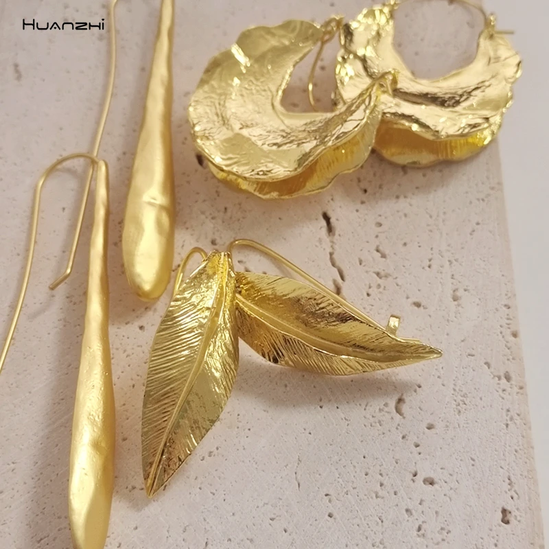 

HUANZHI 2021 Retro Gold Metal Leaves Water Drop Drop Earrings Geometric Irregular Twisted for Women Girls Party Travel Jewelry