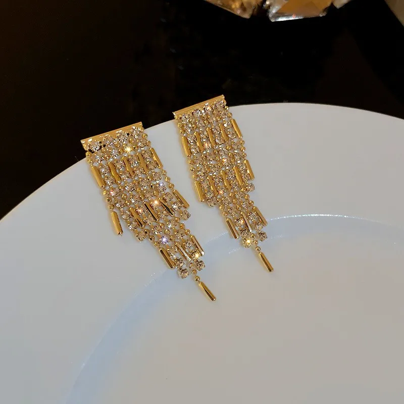 

2021 New Contracted Metal Tassel Temperament Women Earrings Fine Trend Geometric Senior Crystal Fashion Drop Earrings Joker