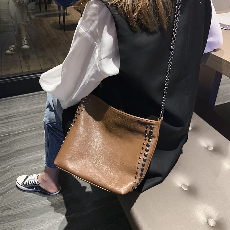 Vintage Pu Leather Crossbody Bag Women Top-handle Bags Rivet Larger Women Shoulder Bag Motorcycle Messenger Bag