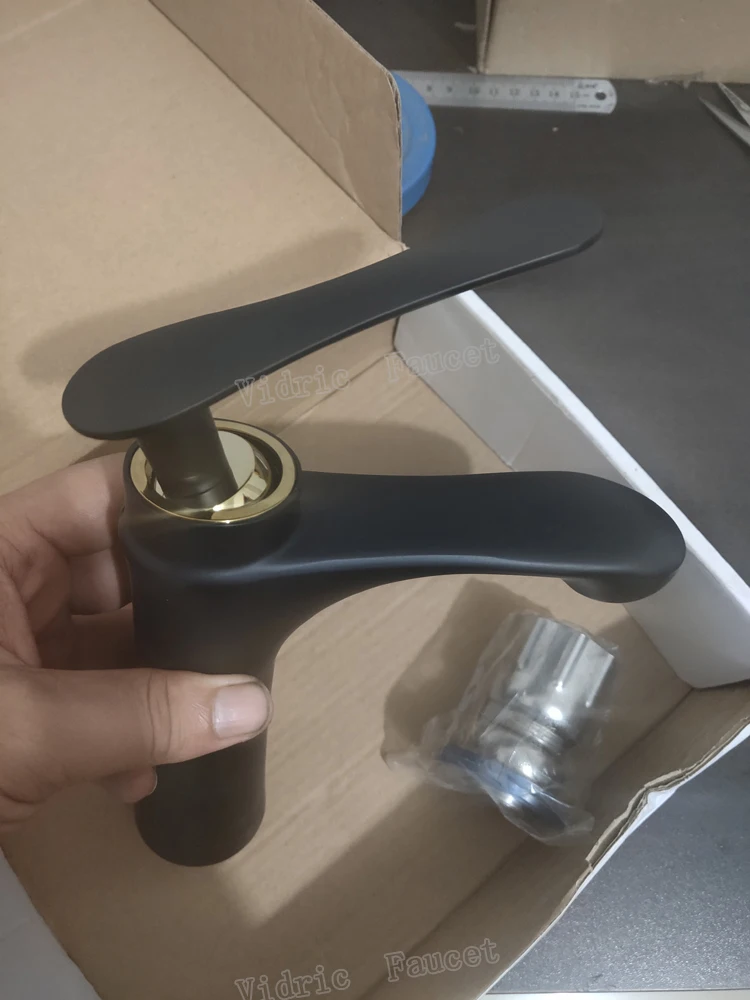 

Vidric Manufacturers wholesale black duck tongue single hole bathroom wash basin faucet hot and cold wash basin sink faucet