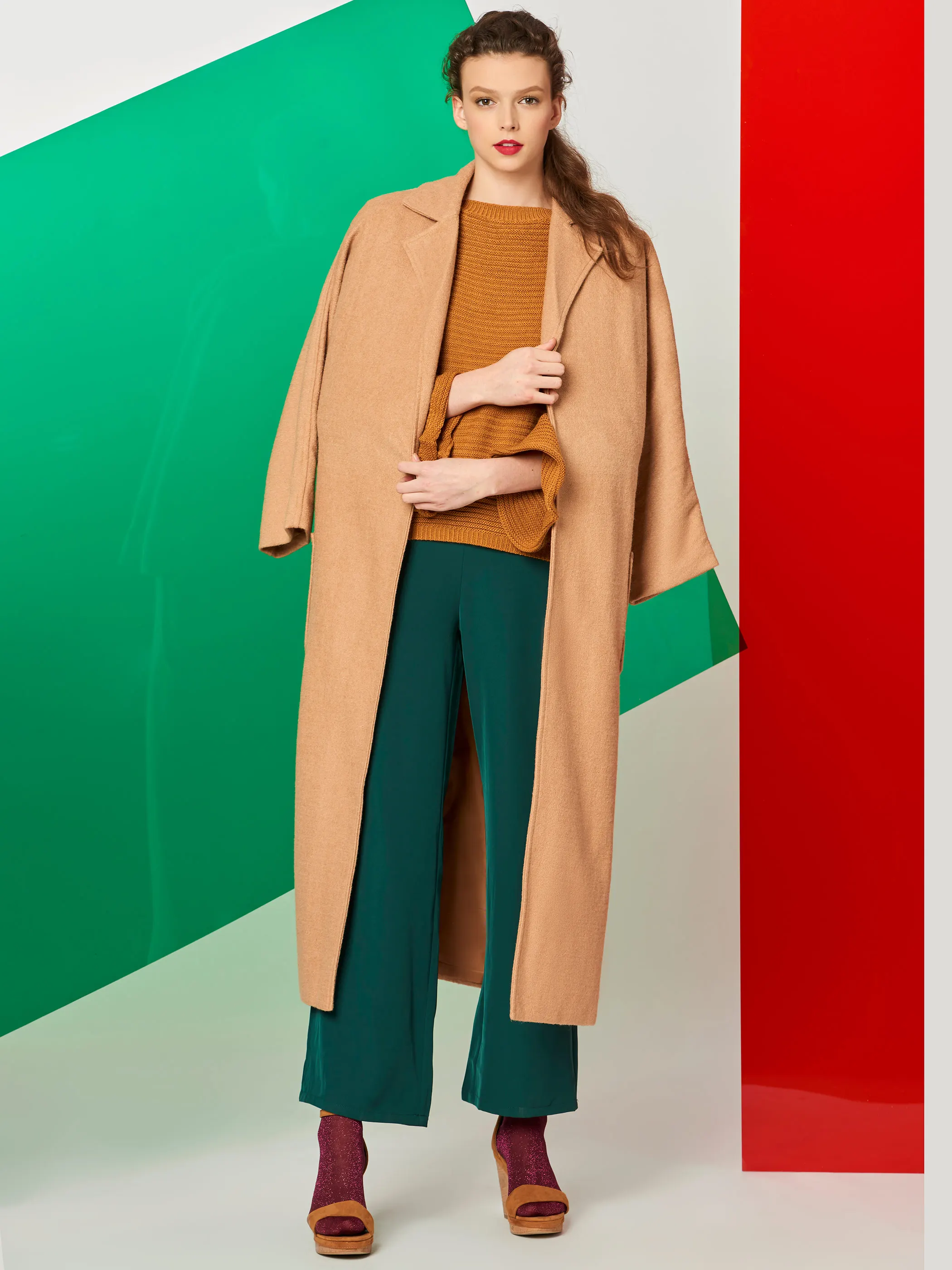 Женское длинное шерстяное пальто элегантное однотонное офисное с лацканами