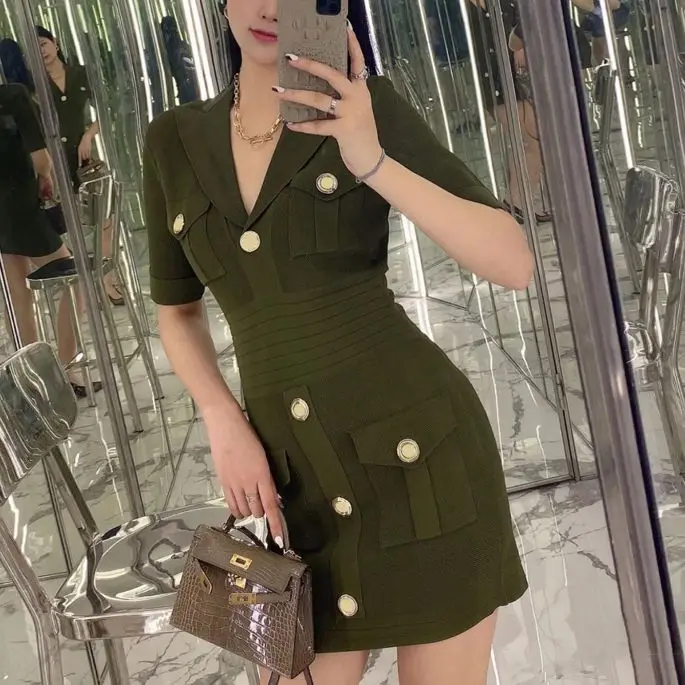 Женское трикотажное платье с V-образным вырезом коротким рукавом и металлической