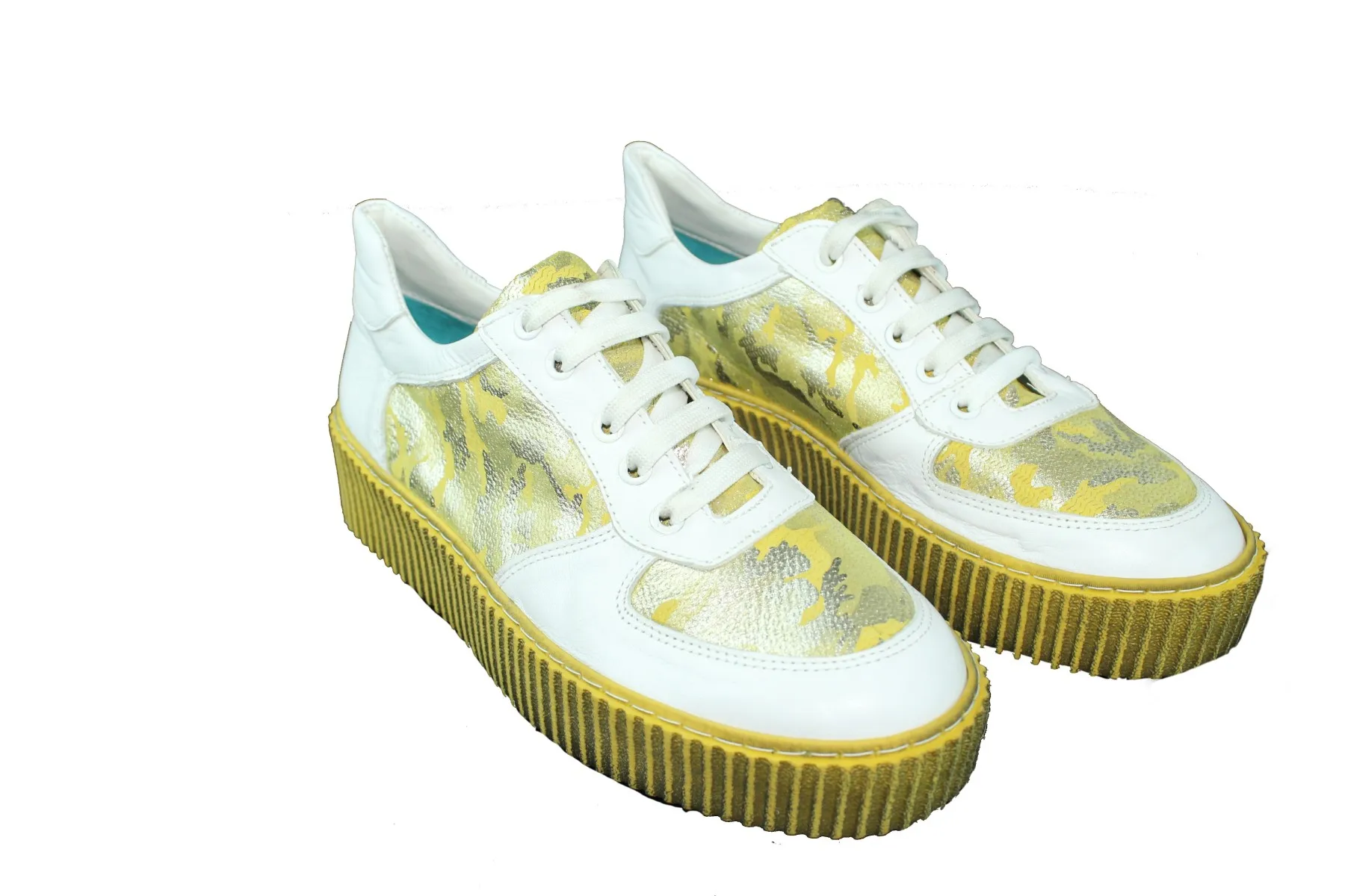 

Желтая спортивная обувь с белым узором Zer Shoes