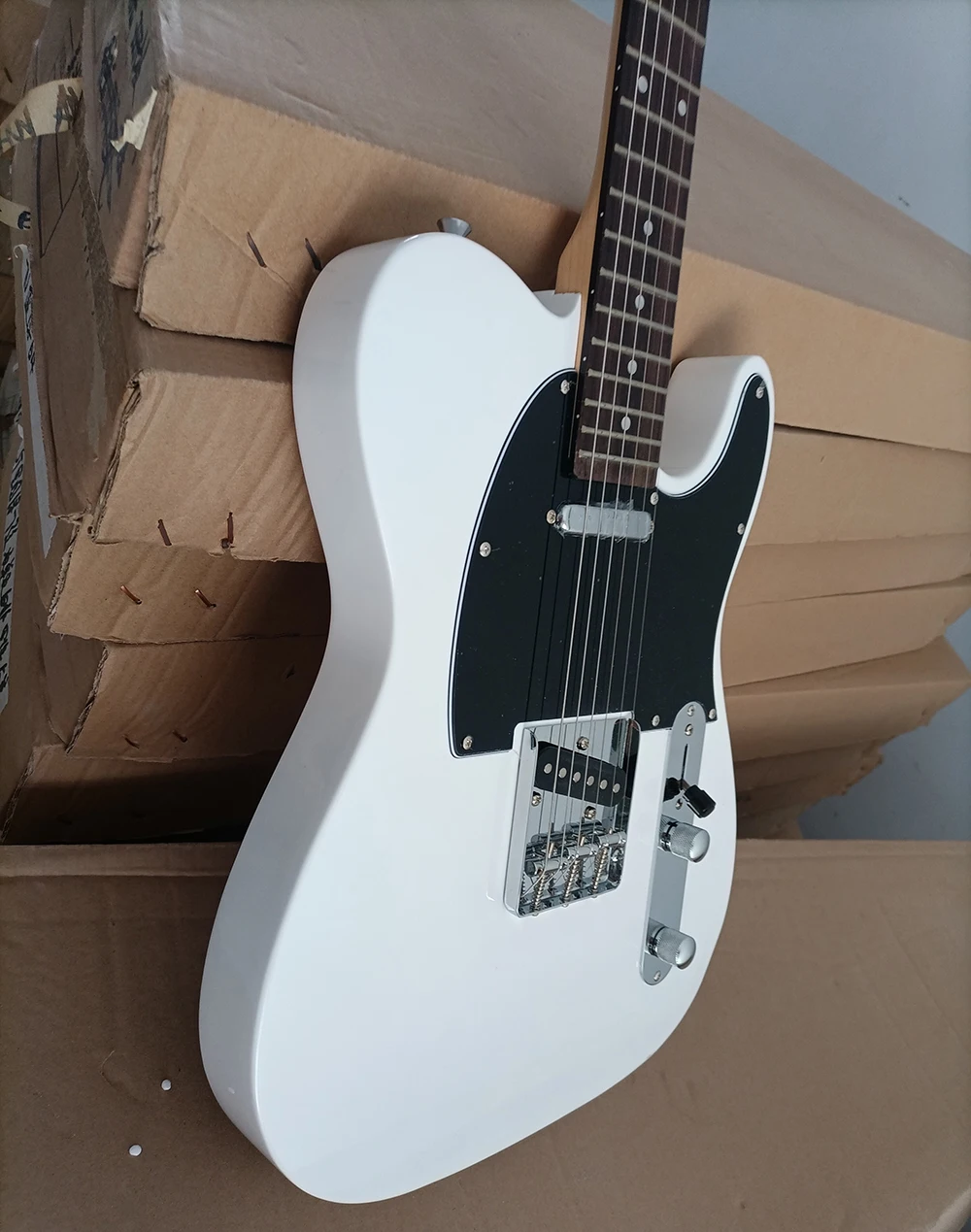 Бесплатная доставка 6 струн белая электрическая гитара с Черной головкой