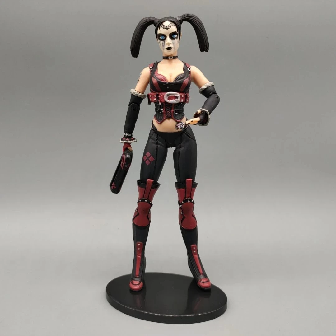 DCC коллекционные предметы Аркхэм Сити Харли-квин с подставкой для оружия