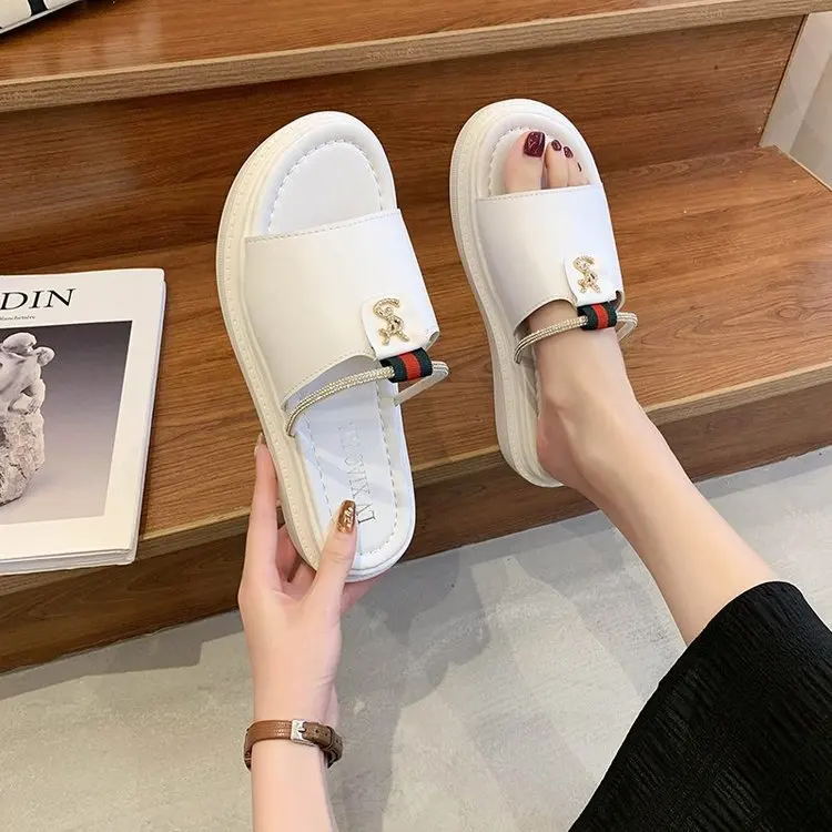 

2020 summer new thick-soled sponge cake with Korean version of flip-flops, female sandals and student slippers slippers women