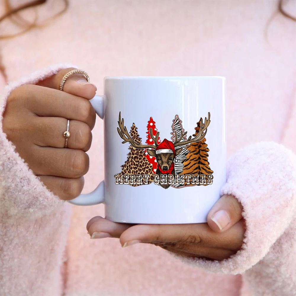 Керамическая чашка для воды на Новый год с принтом Санты и ёлки.