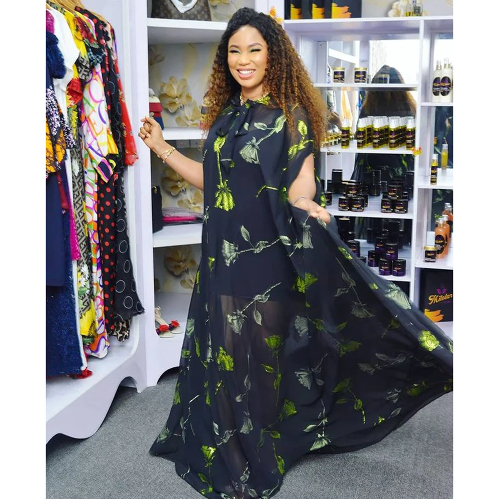 Длинное платье с капюшоном в африканском стиле зеленым принтом свободного