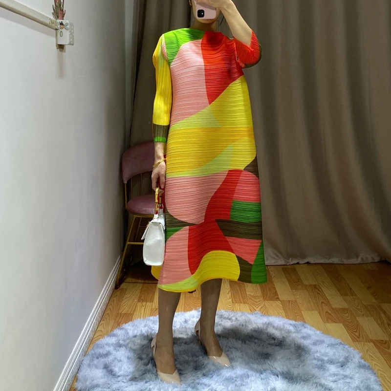 Новое весеннее платье трапециевидной формы с геометрическим рисунком модное