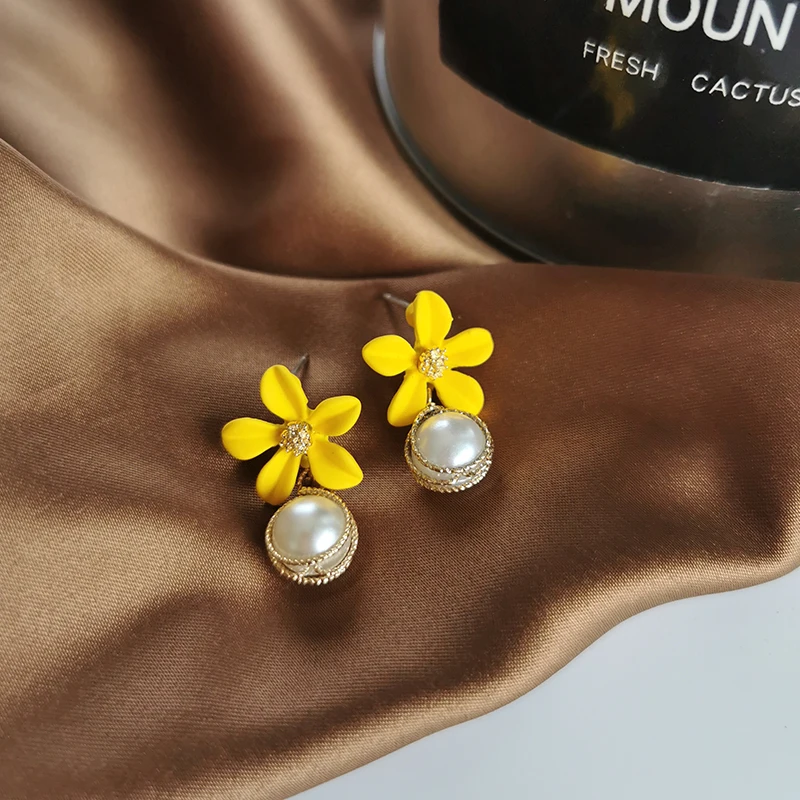 

Little Daisy yellow flowers stud earrings earrings temperament is contracted, senior feels fasten super earrings