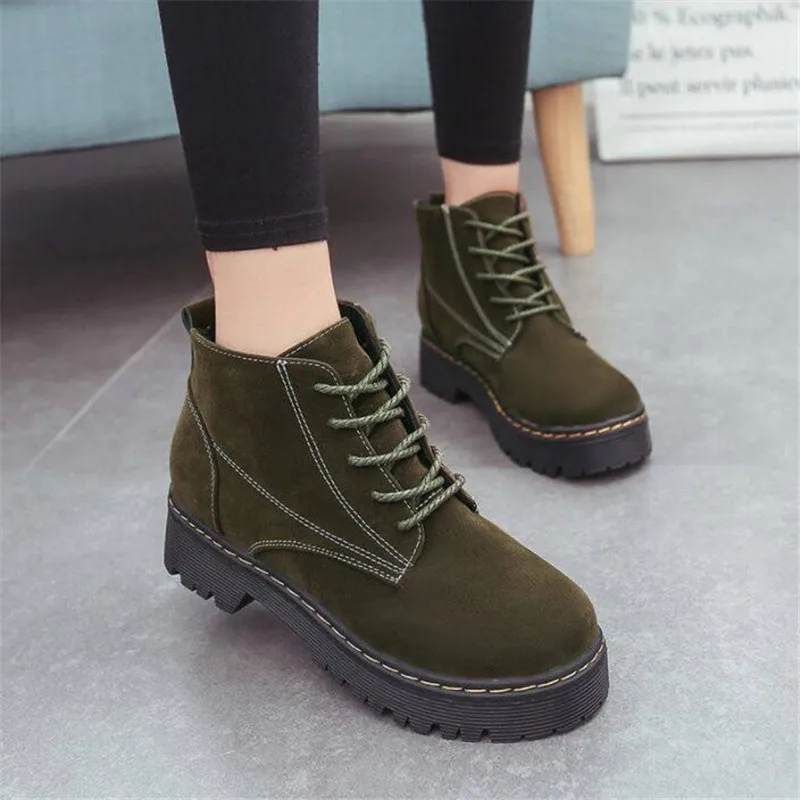 Новые осенне-зимние замшевые женские сапоги удобные на плоской подошве с