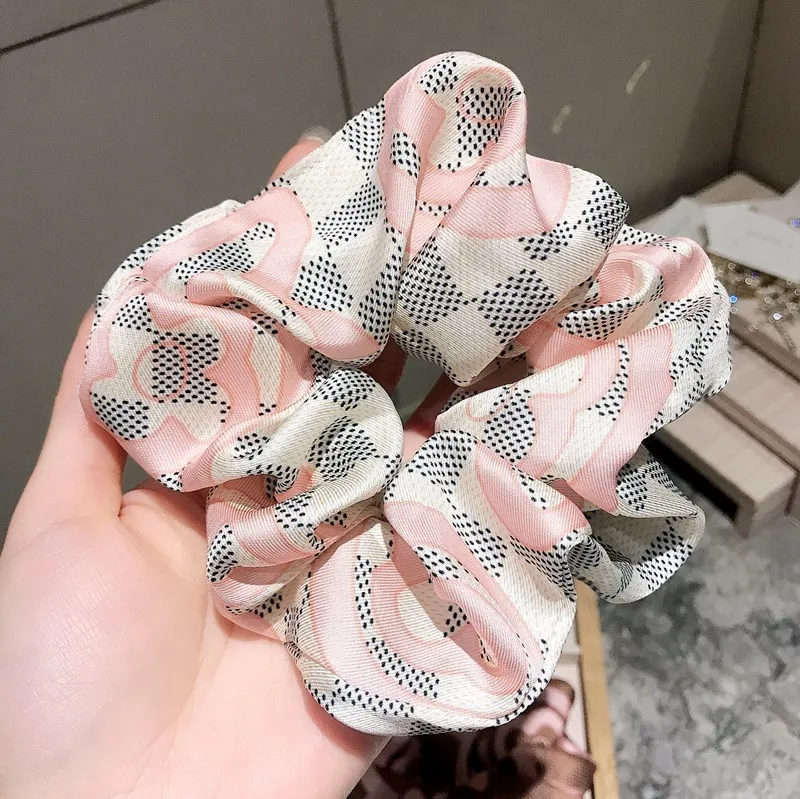 

2021 New Korea Retro Girl Hair Rope Printing Big Bow Width Plaid Fabric Elegant Headband for Women's Fashion Hair Accessories