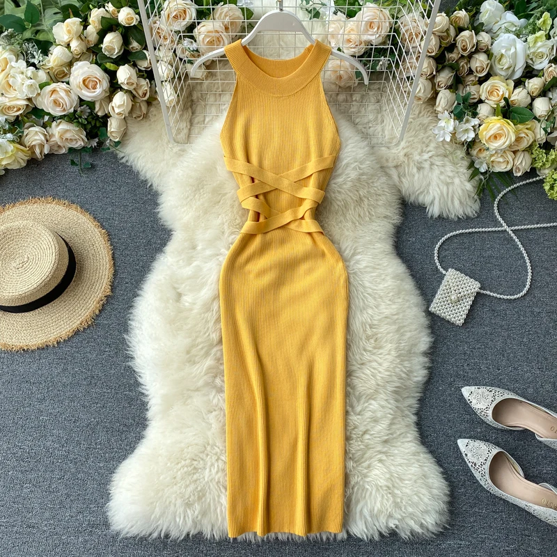 Женское трикотажное платье-свитер без рукавов черное облегающее короткое платье