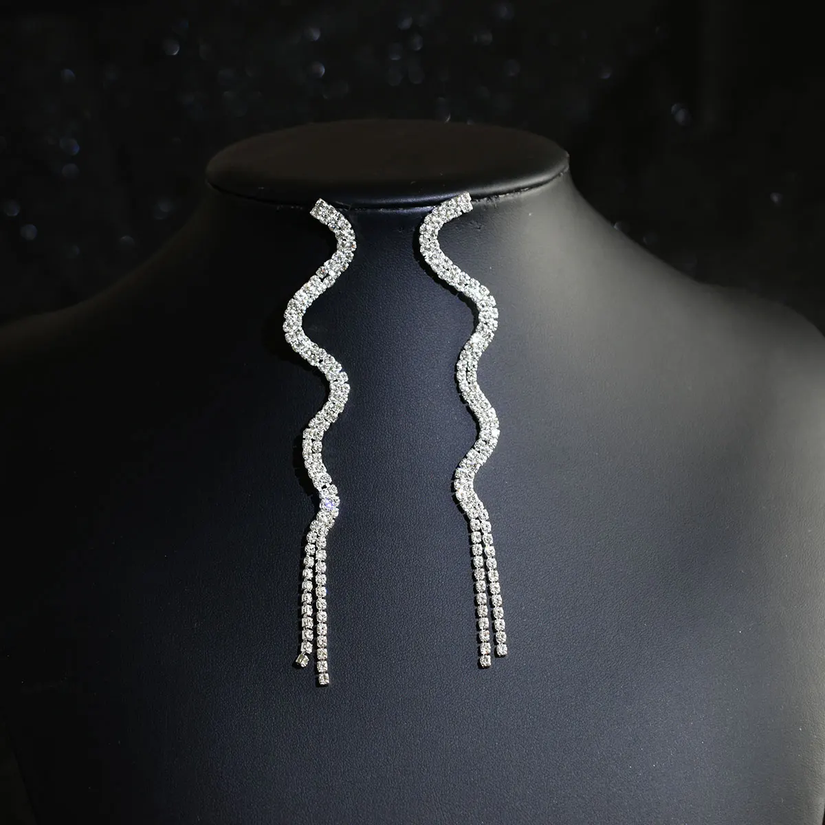 Роскошные блестящие серьги-гвоздики со стразами и кисточками свадебные