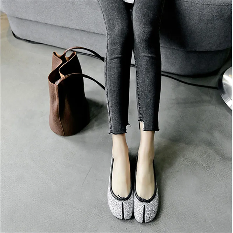 

Women Split Toe Ninja Tabi Cow Leather Flats MM6 Brand Design Pumps Genuine Leather Ballet Woman Real Leather Pig Feet Shoes