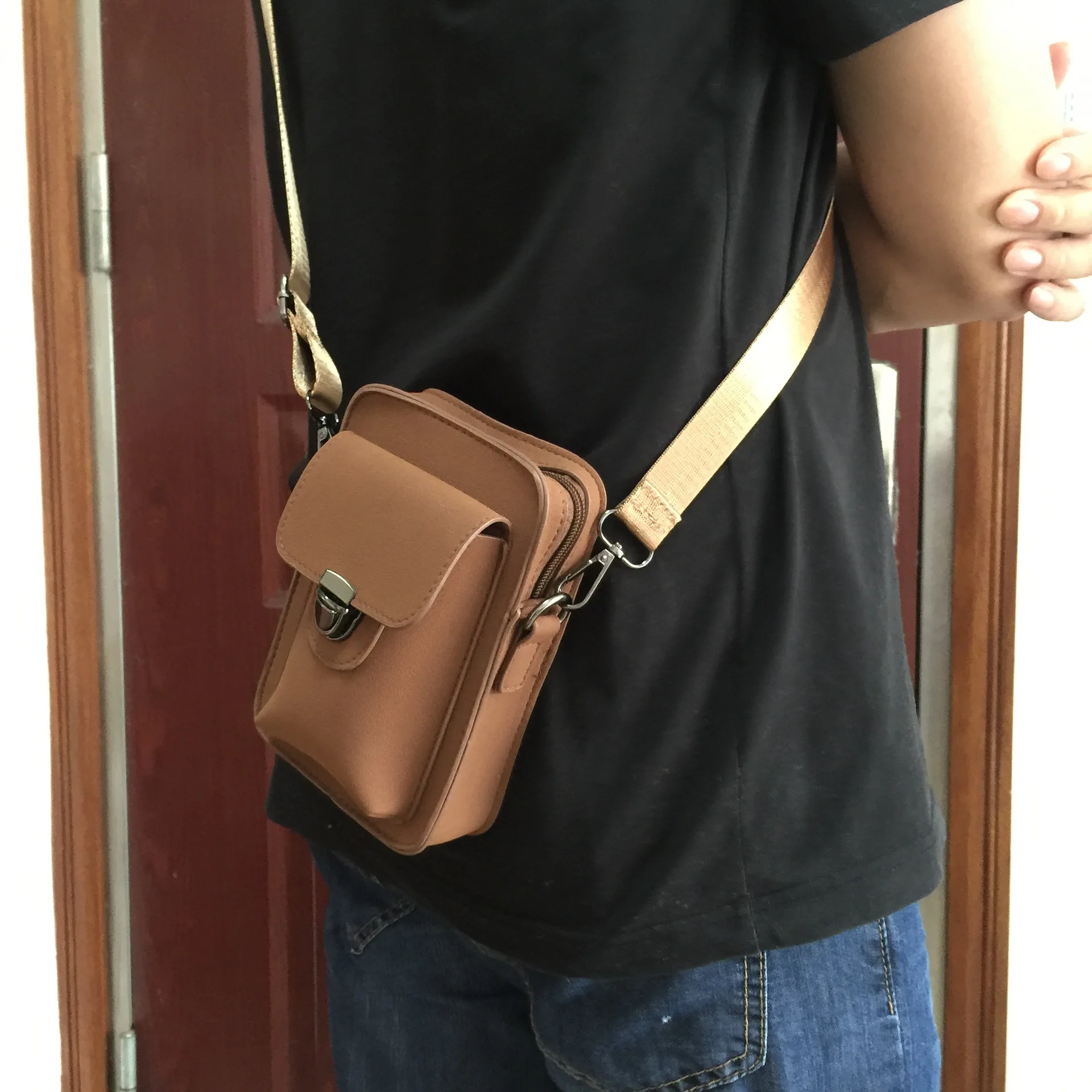 Универсальная мужская сумка-мессенджер с карманом для телефона сумка через