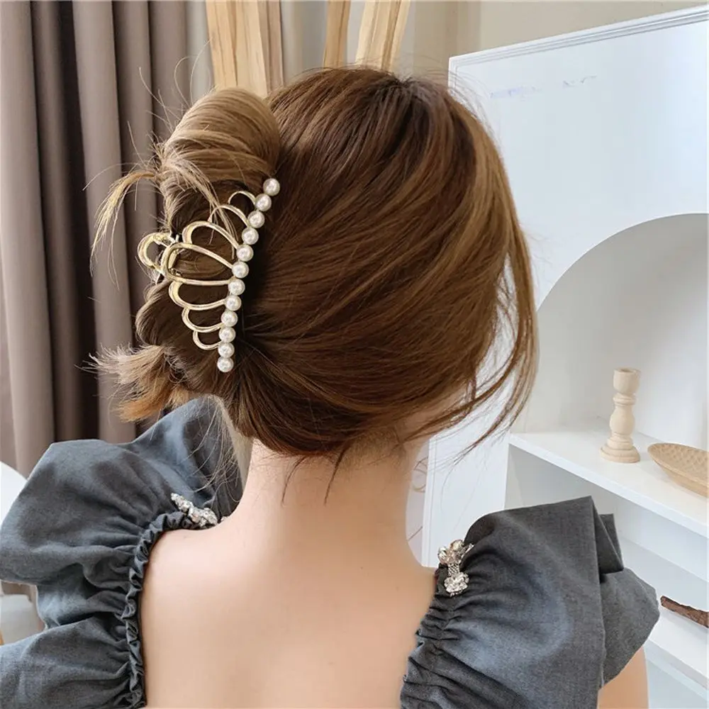 

1PC Elegant Crab Clips Imitation Pearl Women Hair Claws Hairpin Hollow Out Geometric Crown Hair Clips Ponytail Holder