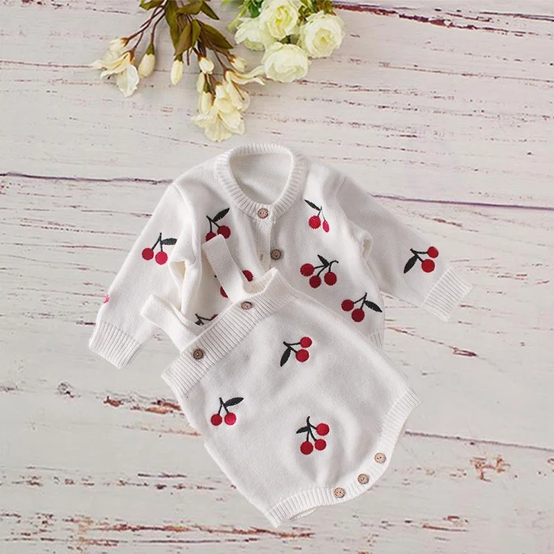 

Комбинезон с длинным рукавом и юбкой, для новорожденных девочек, с вышивкой в виде вишенок, милый, для младенцев, из 2 предметов, весна 2020