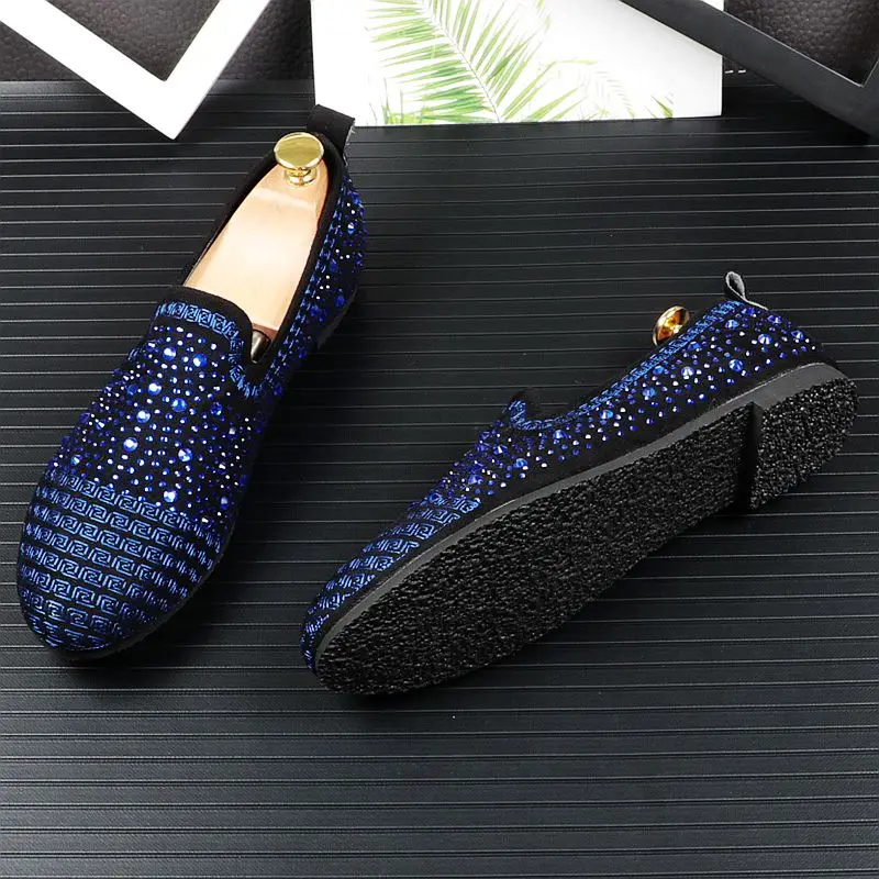 Новинка 2020 роскошные мужские туфли Стразы с острым носком на плоской подошве