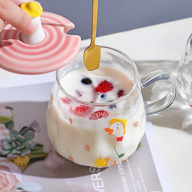 Стеклянная кофейная кружка с маленькой желтой уткой и ложкой керамической