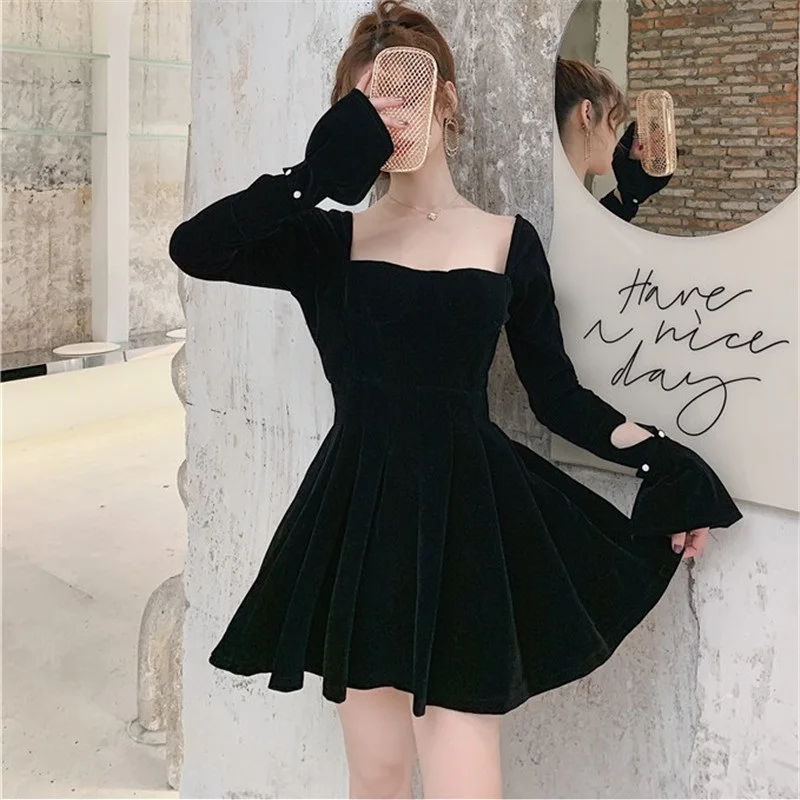 Женское мини платье с квадратным вырезом расклешенным рукавом и открытой