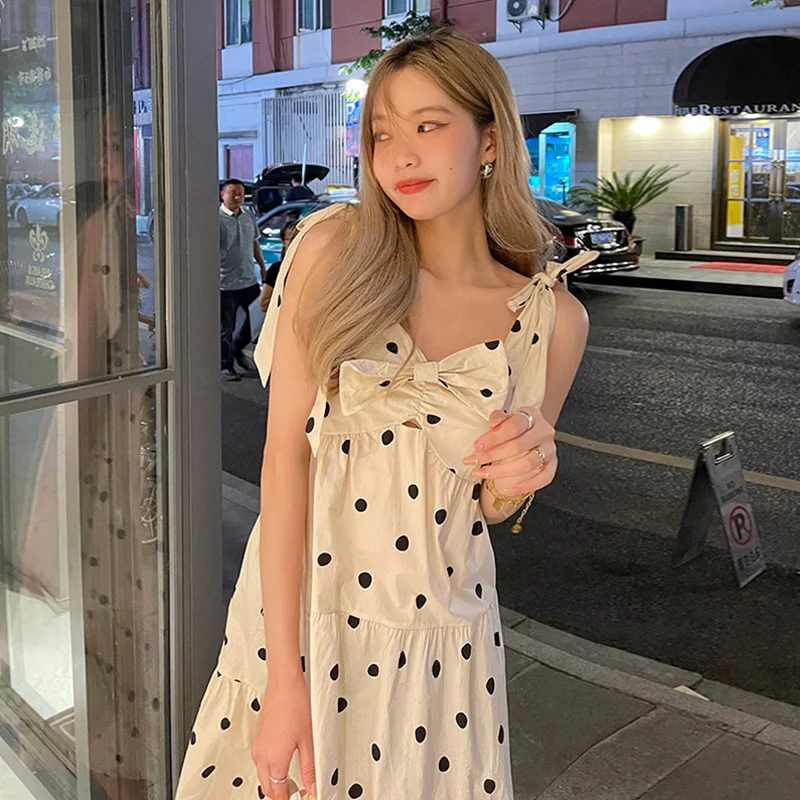 Женское платье на бретельках летнее приталенное средней длины с волнистыми