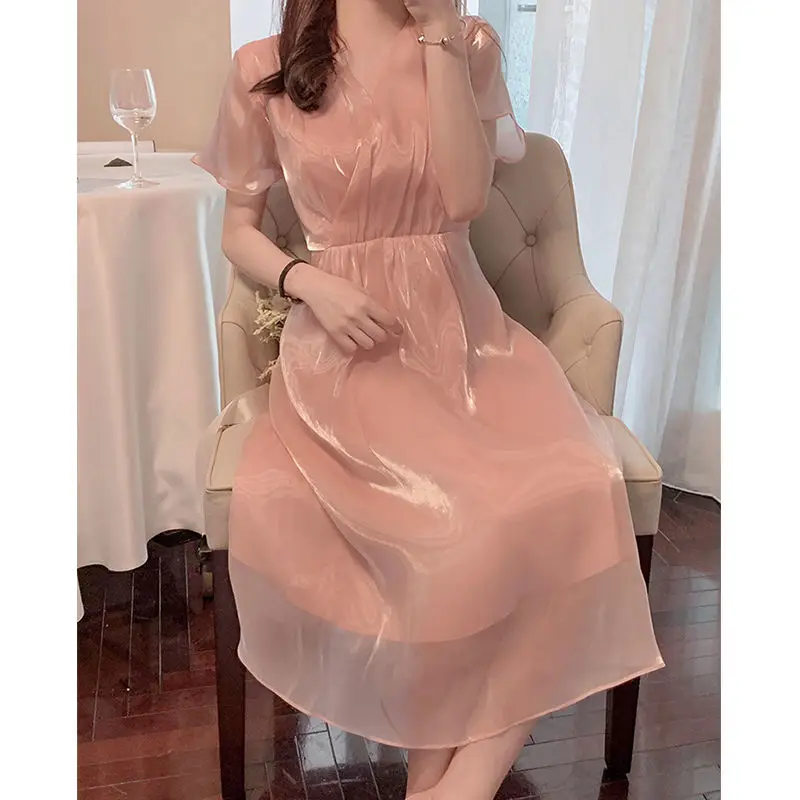 Женское платье с v-образным вырезом элегантное однотонное яркое шелковое для